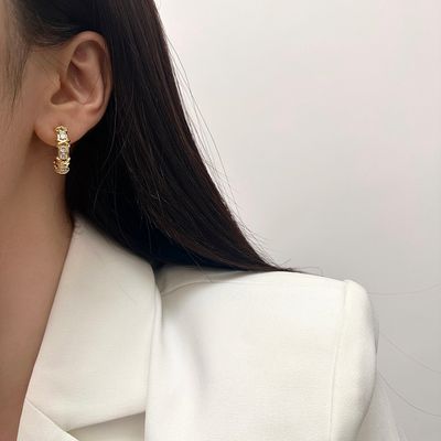 Queen’s Clutch Hoops