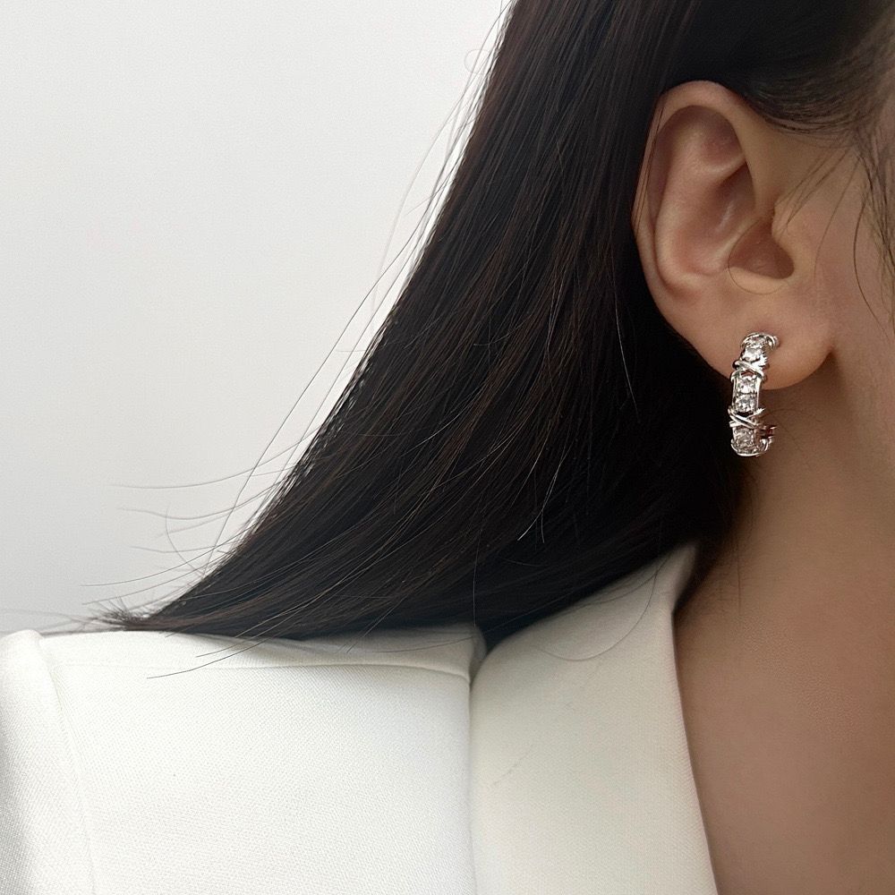 Queen’s Clutch Hoops