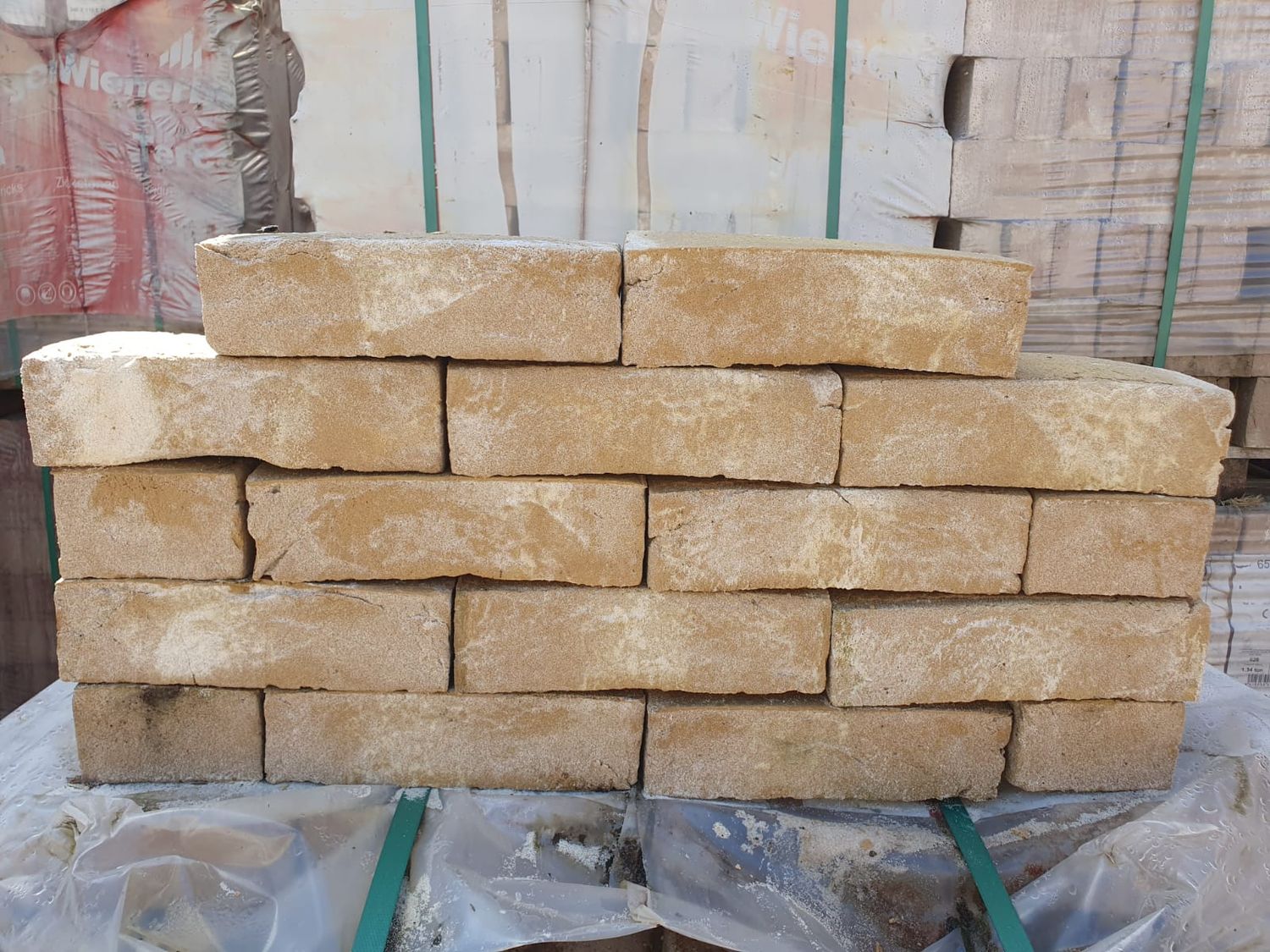 (19) Wienerberger  Oakington Buff 215X102X65