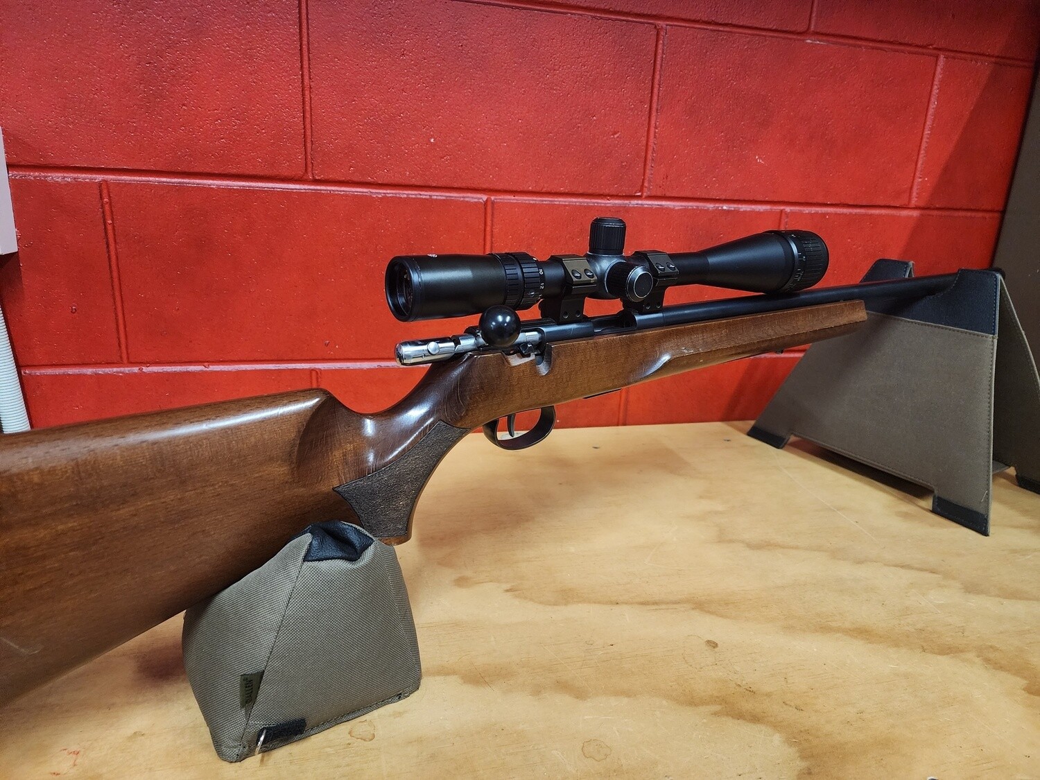 17HMR Anshultz - Heavy Barrell  - Model 1517