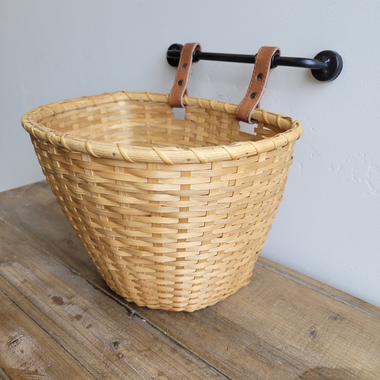 DF6179 Handwoven Basket w/ Metal Bracket