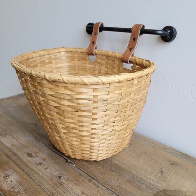DF6179 Handwoven Basket w/ Metal Bracket