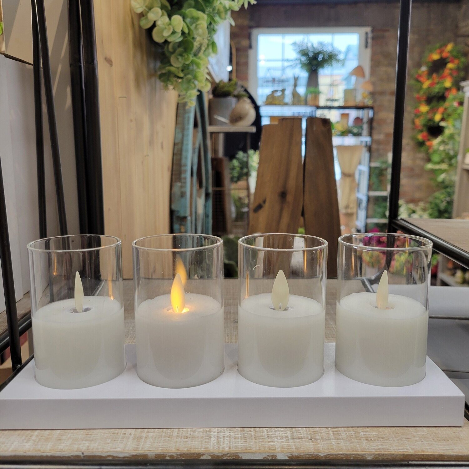 Set of 4 Pillar Candles With Charger Cream