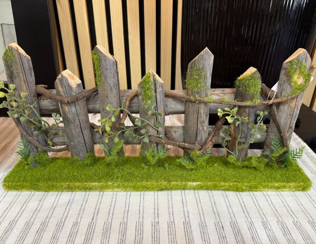 Rustic Fence w/Greenery Decor