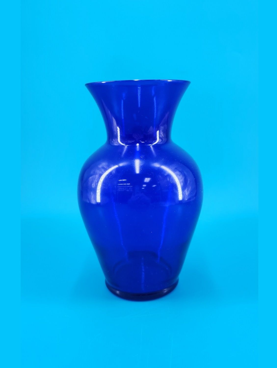 The blue vase from the front, very standard-looking.