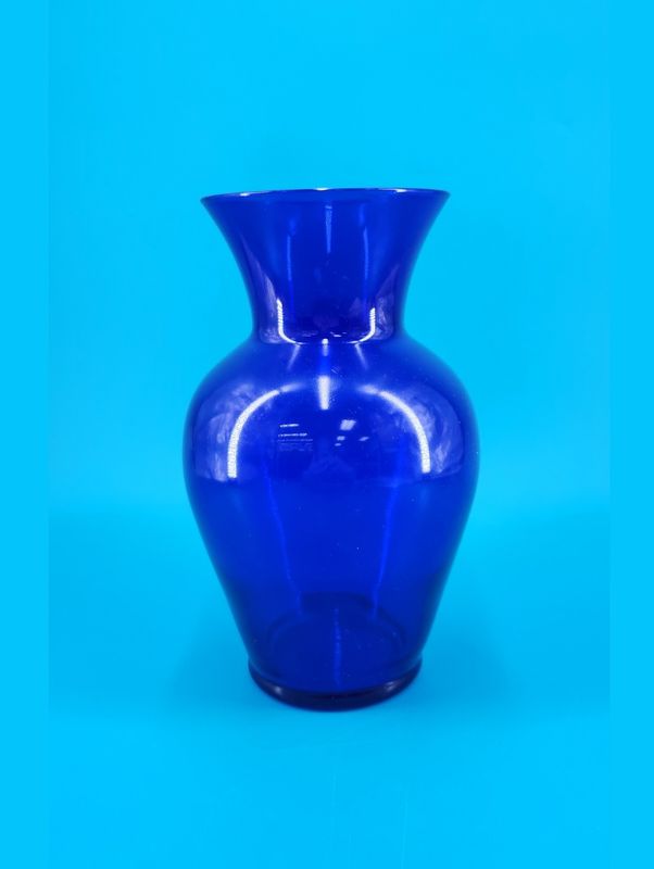 The blue vase from the front, very standard-looking.