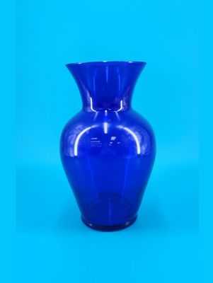 The blue vase from the front, very standard-looking.