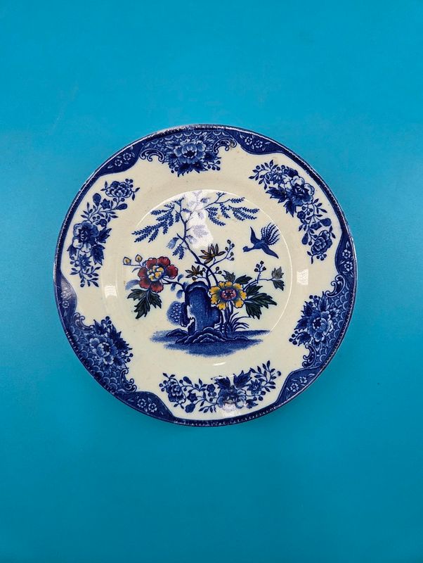 Dish face features a classic blue & white floral chinoiserie design.