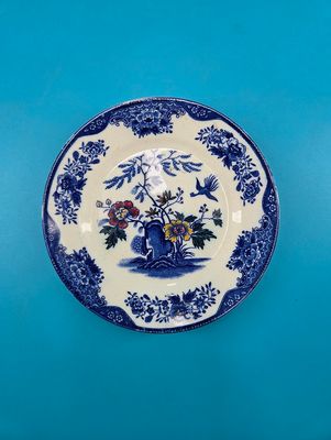 Dish face features a classic blue & white floral chinoiserie design.