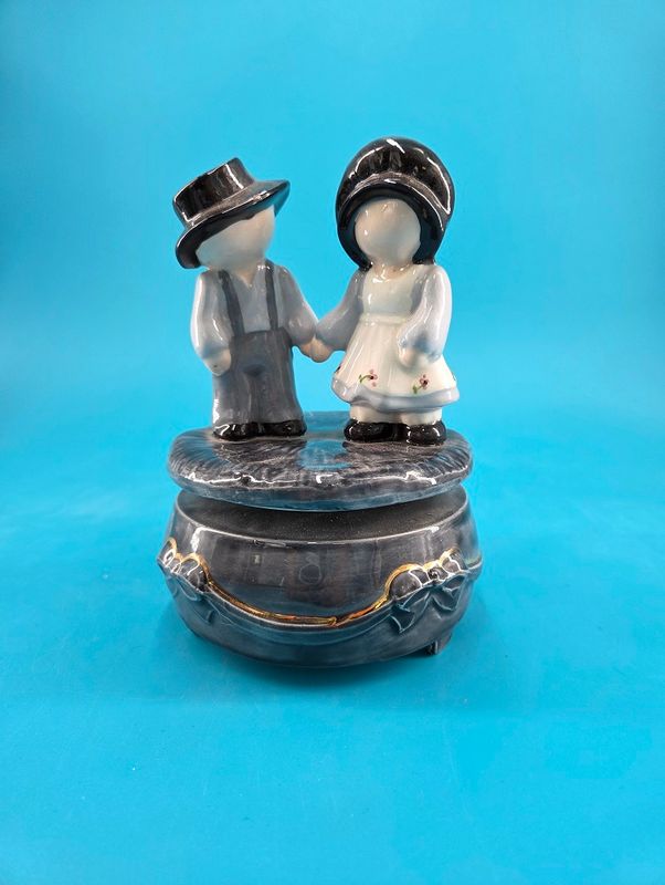 The figures are wearing overalls and a flower hem dress.