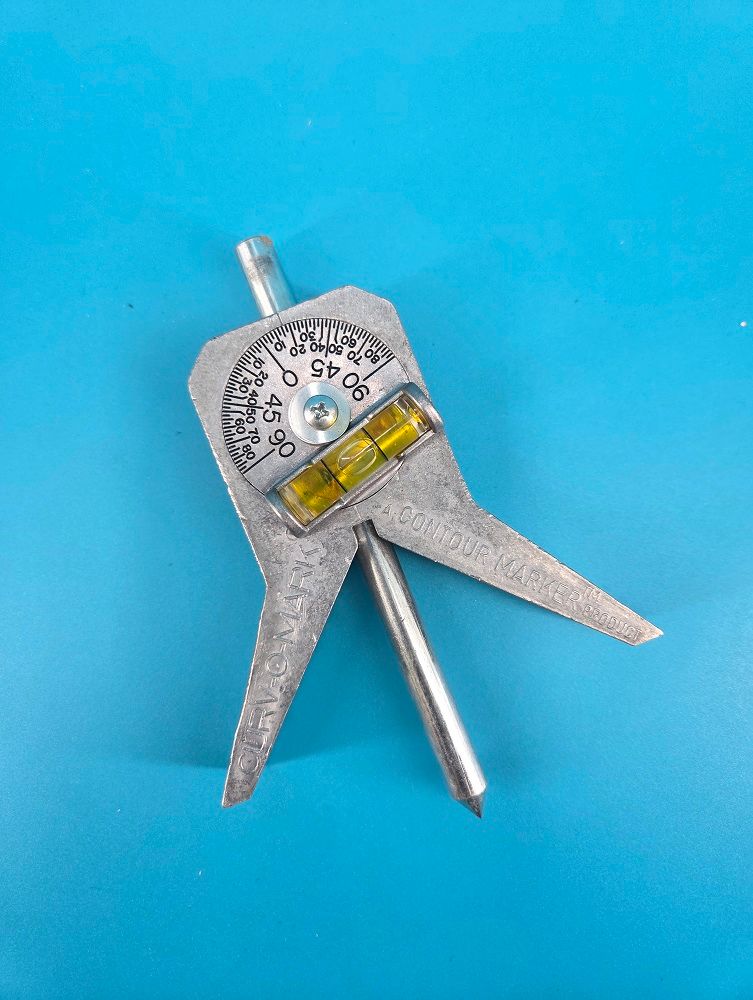 Built-in bubble protractor reads in 2.5 degree angle increments.