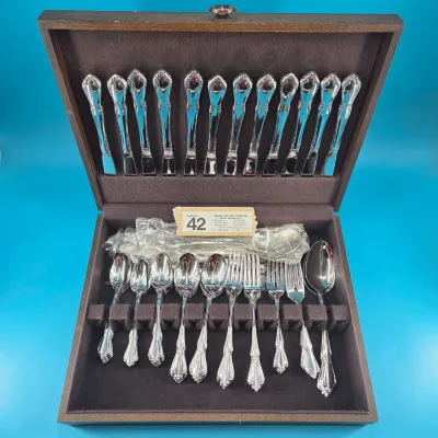 Oneida Deluxe Stainless Flatware - 93 pcs w/ box