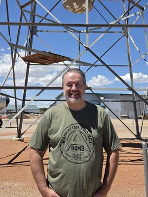 Manhattan Project A Bomb t-shirt XS