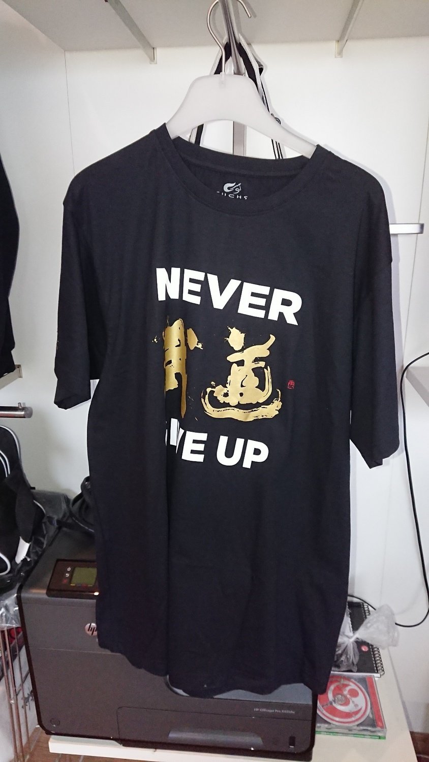 T`Shirt schwarz Never give up verschiedene Grössen