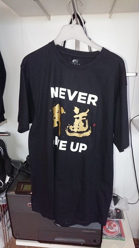 T`Shirt schwarz Never give up verschiedene Grössen