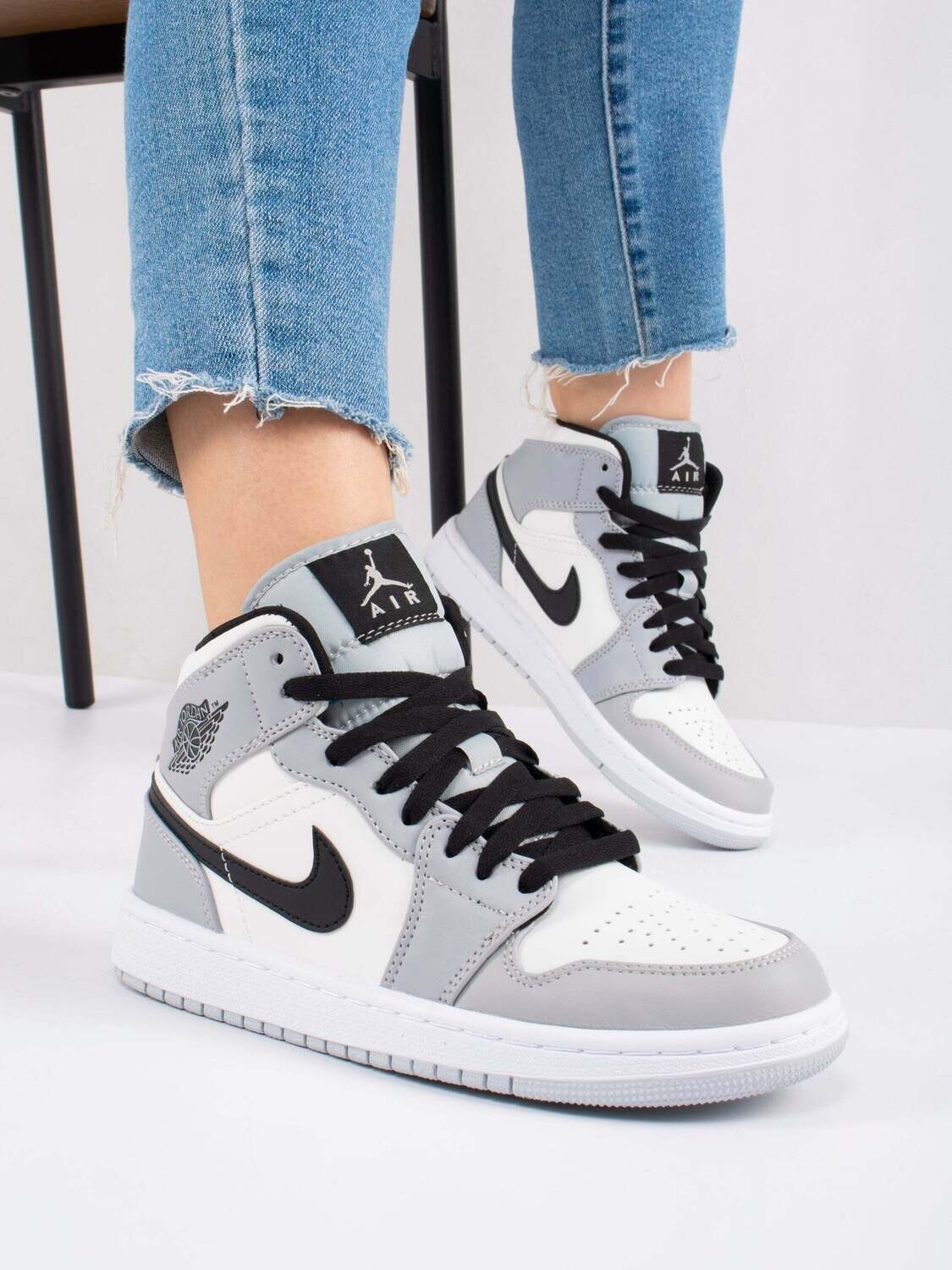 Nike Air Jordan 1 Mid trainers in grey/white
