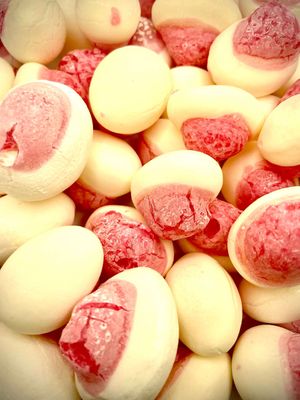 Freeze Dried Strawberries and Cream Lollies Freeze Dried Strawberries and Cream Lollies