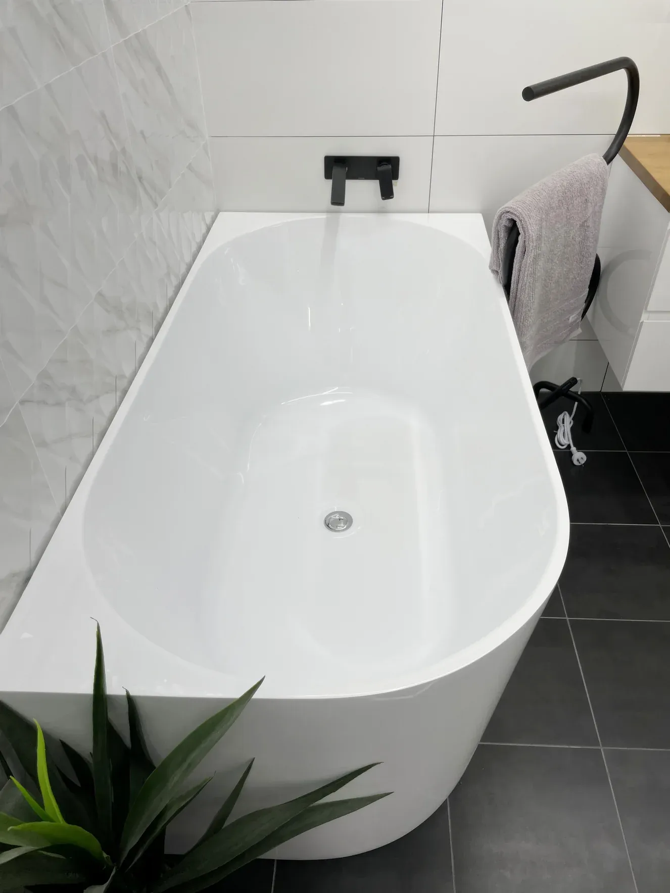 Cassa Auris Corner Back to Wall Bathtub