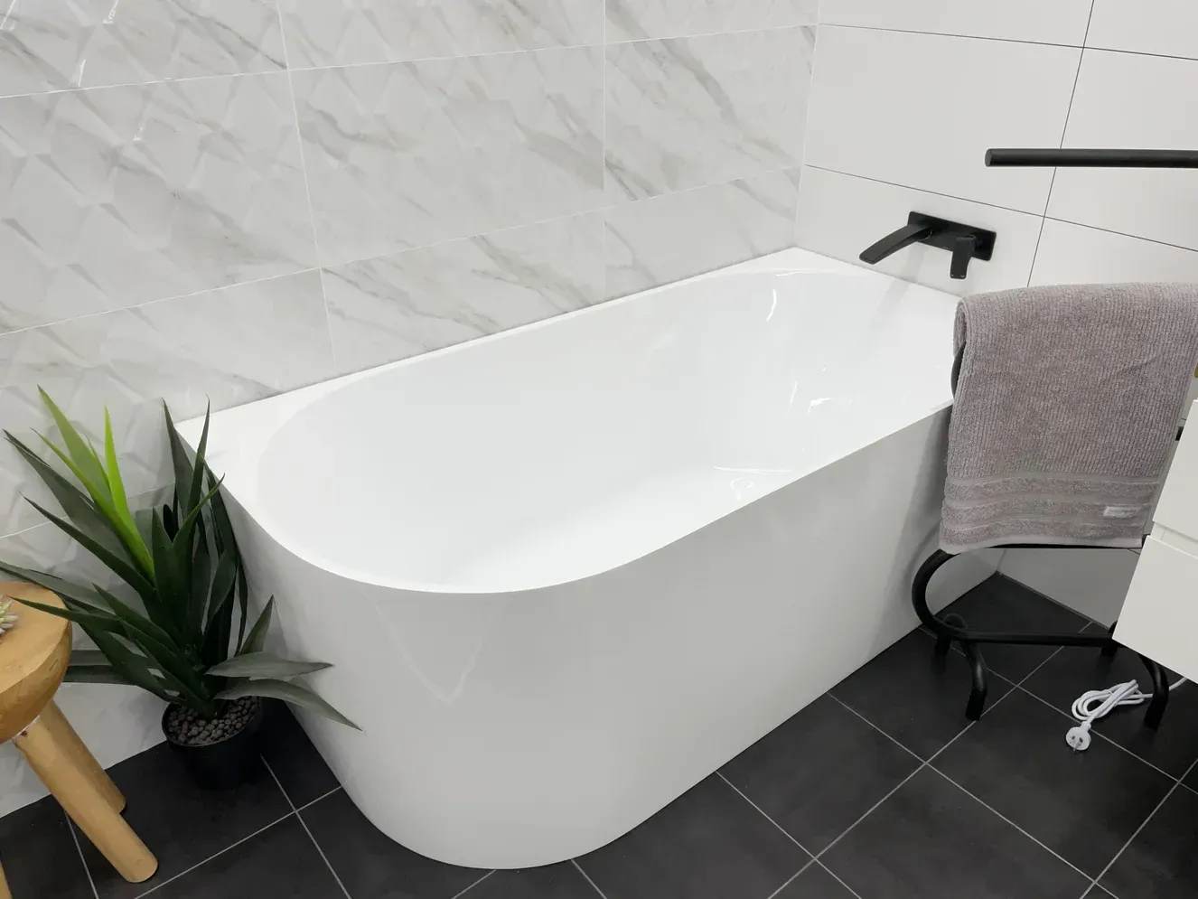 Cassa Auris Corner Back to Wall Bathtub