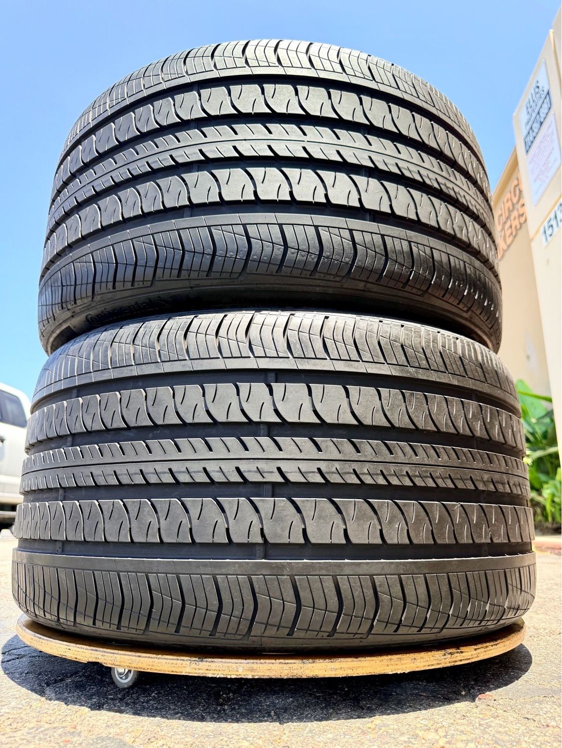 2 USED TIRES Continental 305/30R21 PROCONTACT RX WITH 90% TREAD LIFE