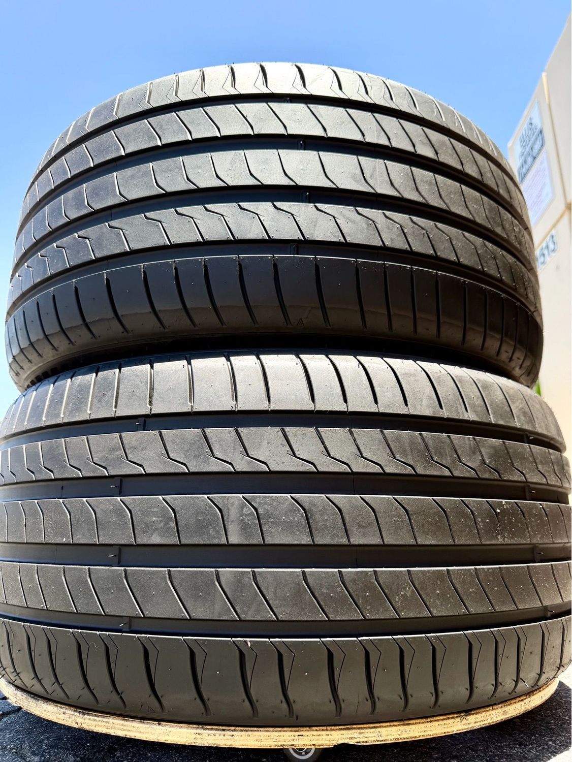 2 USED TIRES Lexani 285/40ZR20 VOLTEC WITH 95-99% TREAD LIFE