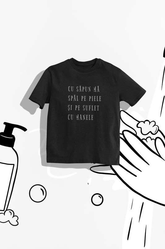 Tricou Unisex Negru 'CU SĂPUN MĂ SPĂL PE PIELE ȘI PE SUFLET CU MANELE', Bumbac 100%