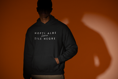 Hanorac regular de bărbați cu imprimeu grafic "NOPȚI ALBE, ZILE NEGRE", bumbac 100%, negru