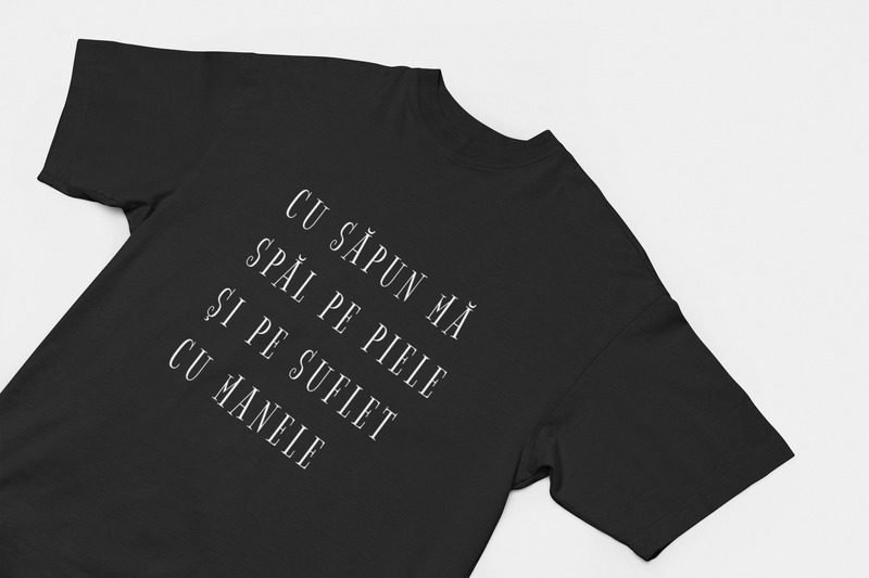Tricou Unisex Negru 'CU SĂPUN MĂ SPĂL PE PIELE ȘI PE SUFLET CU MANELE', Bumbac 100%