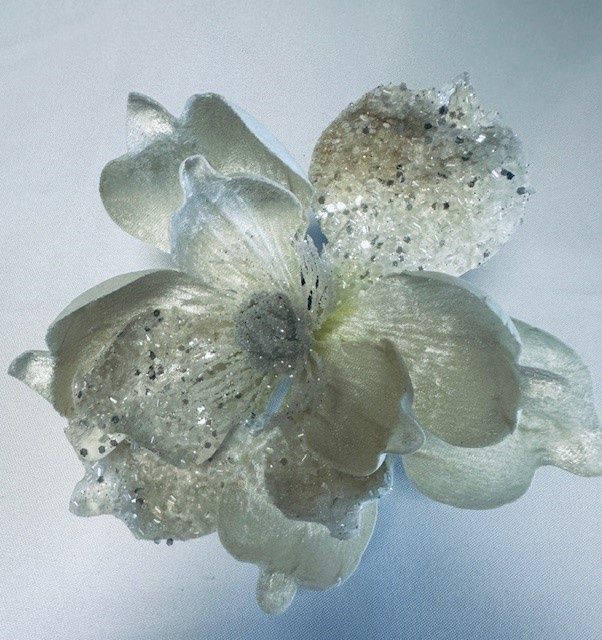 Magnolia Flower w Clip Cream
