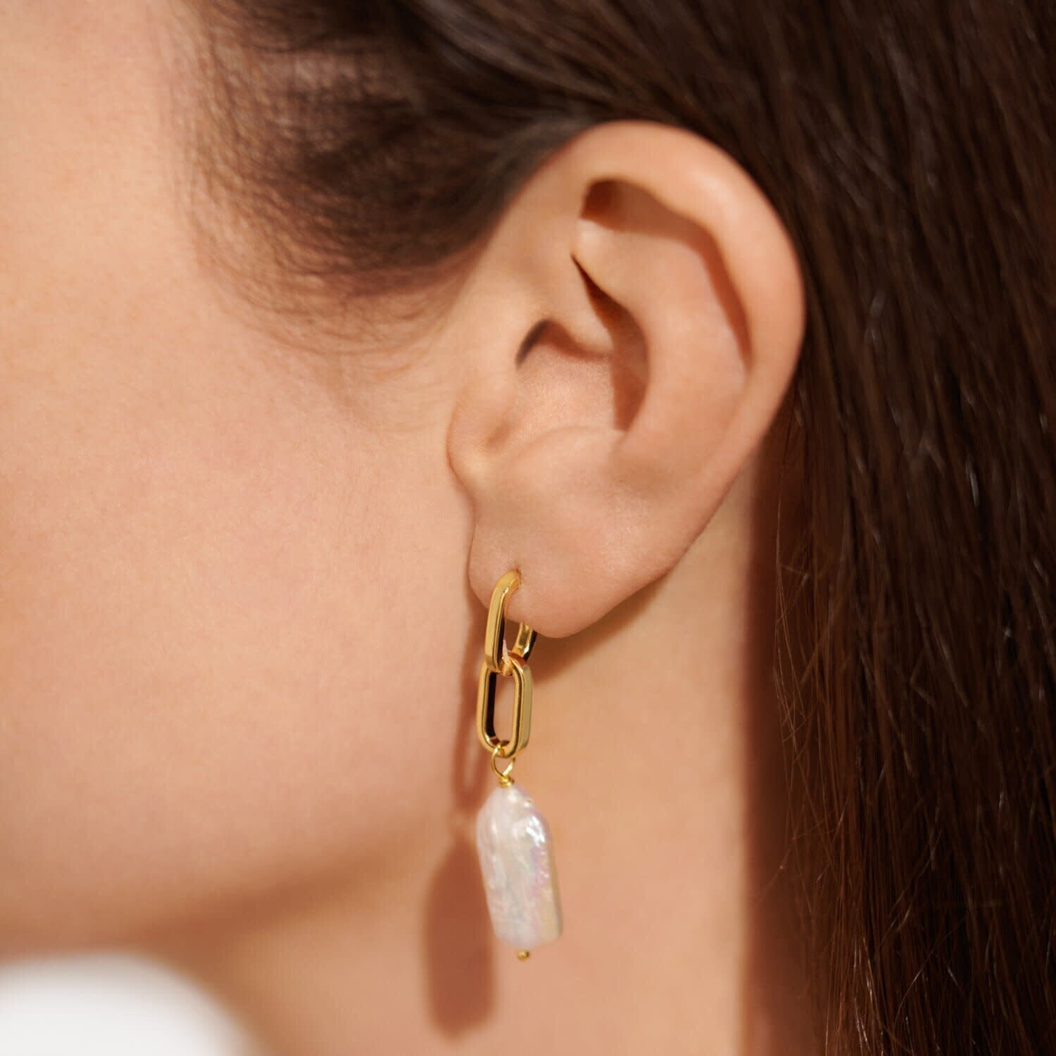 A Little Lumi Pearl Link - Gold Earring