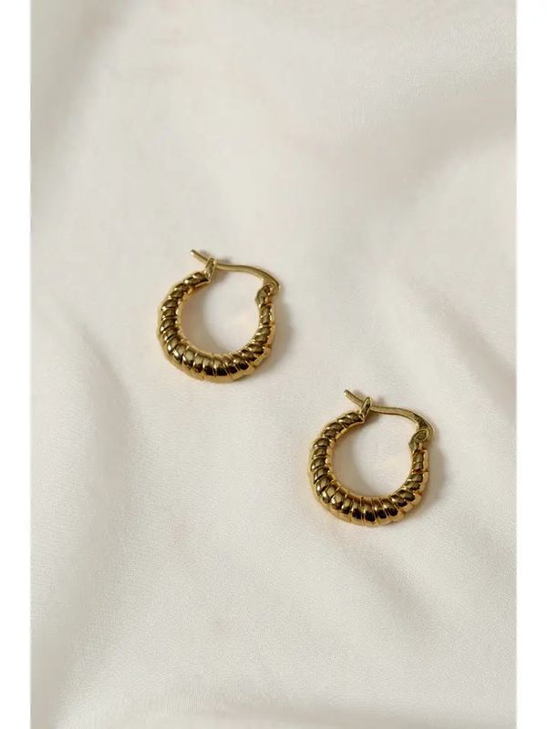 Jolie Ribbed Gold Hoop Earrings