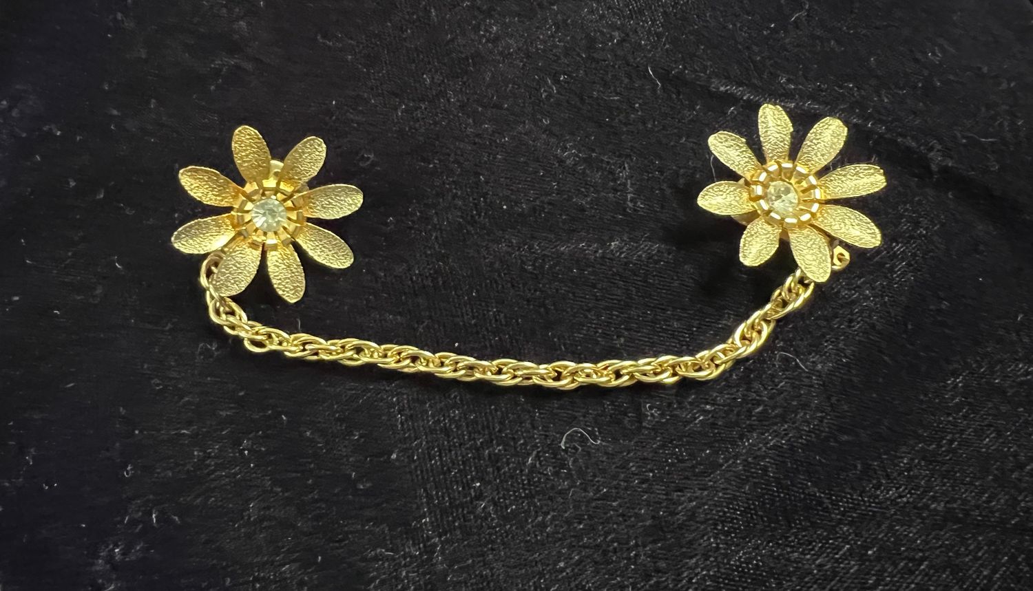 Flower sweater clip