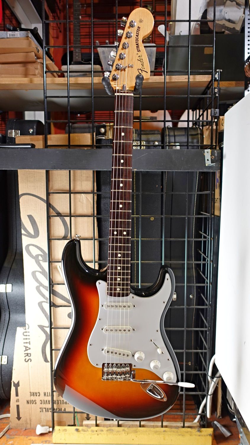 2005 Fender Classic Series ’70s Stratocaster 3-Color Sunburst w/ Gigbag