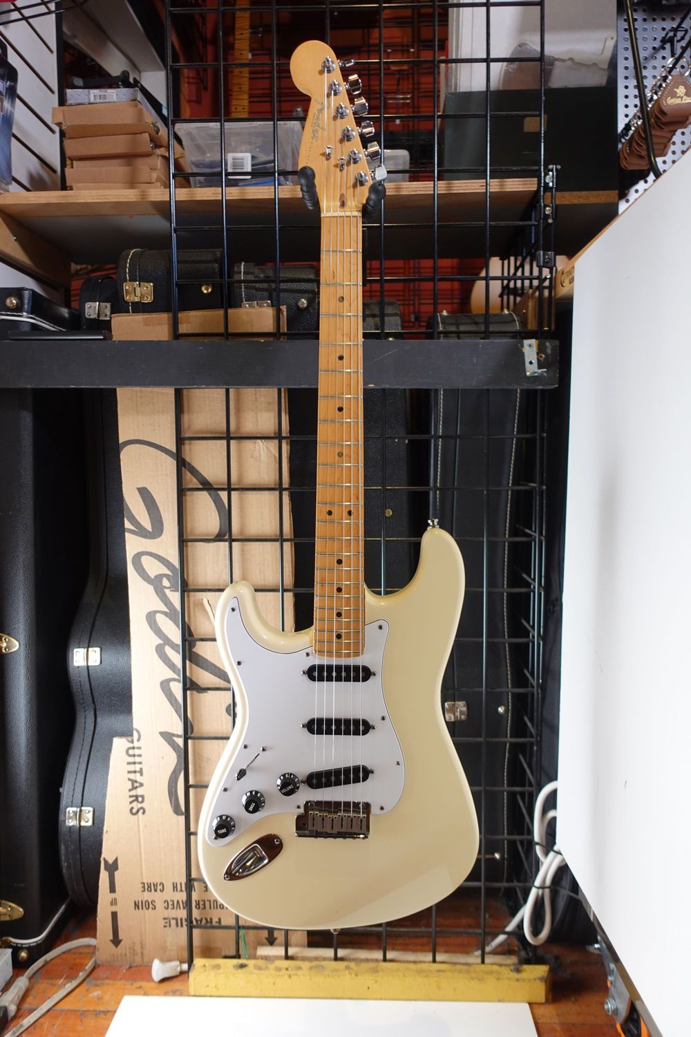 1995 Fender American Standard Stratocaster - Arctic White - Lefty w/ OHSC