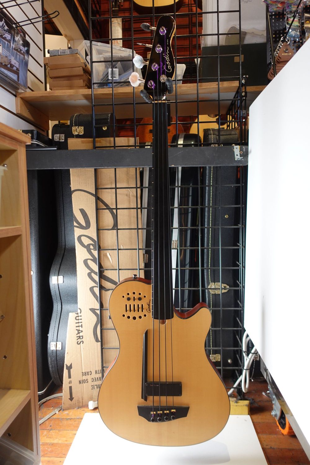 USED Godin A4 Fretless Ultra w/ HSC