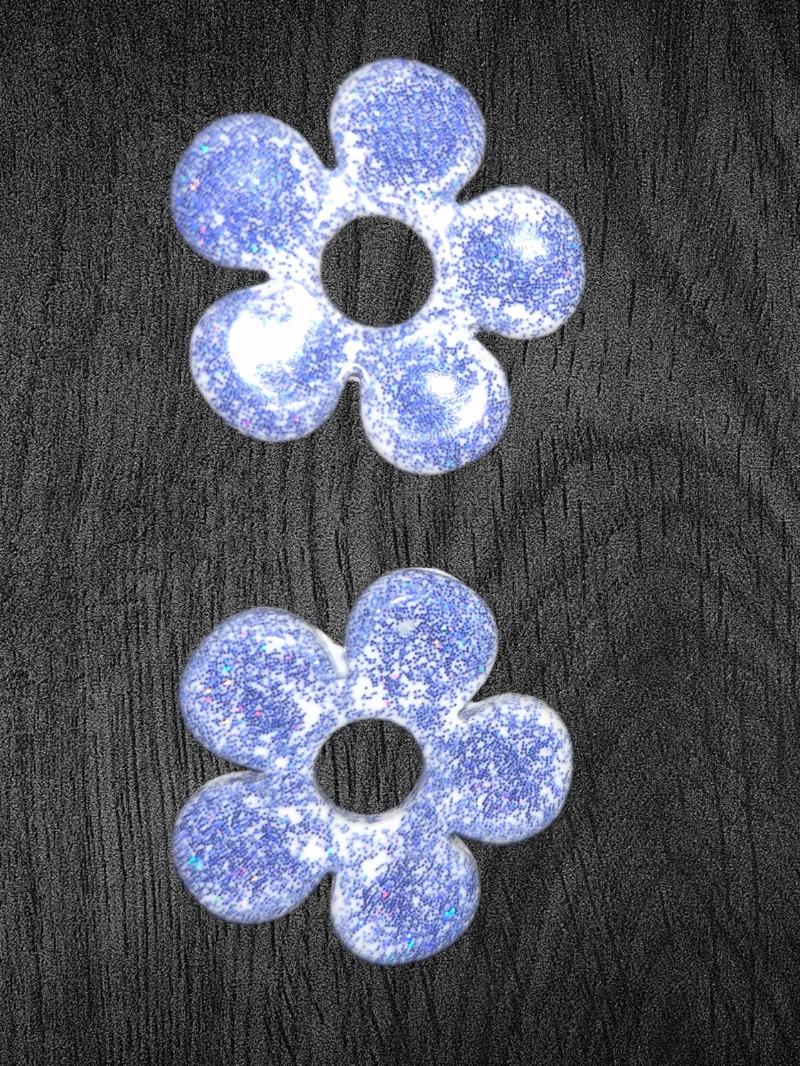 Grosse fleur blanches paillettes bleues 