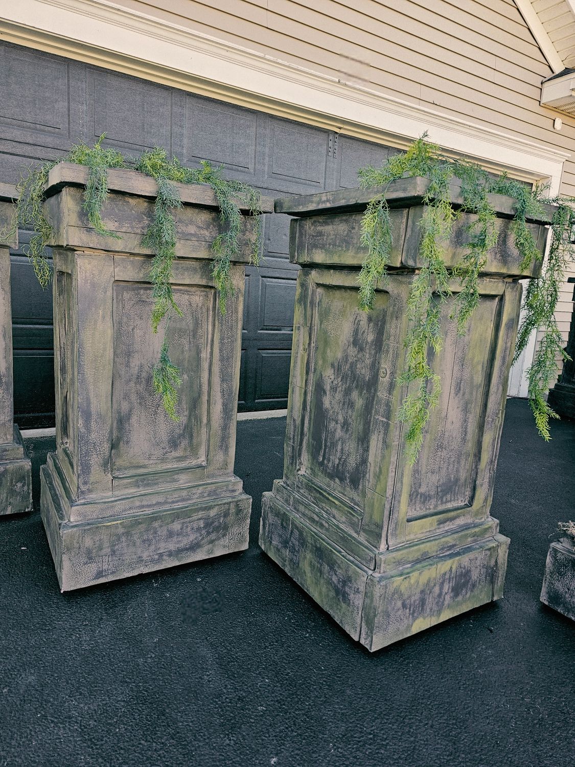 (2) 7ft Pillars  w/Skeletons and Swords **Other Sizes Available** Ask about Accessories