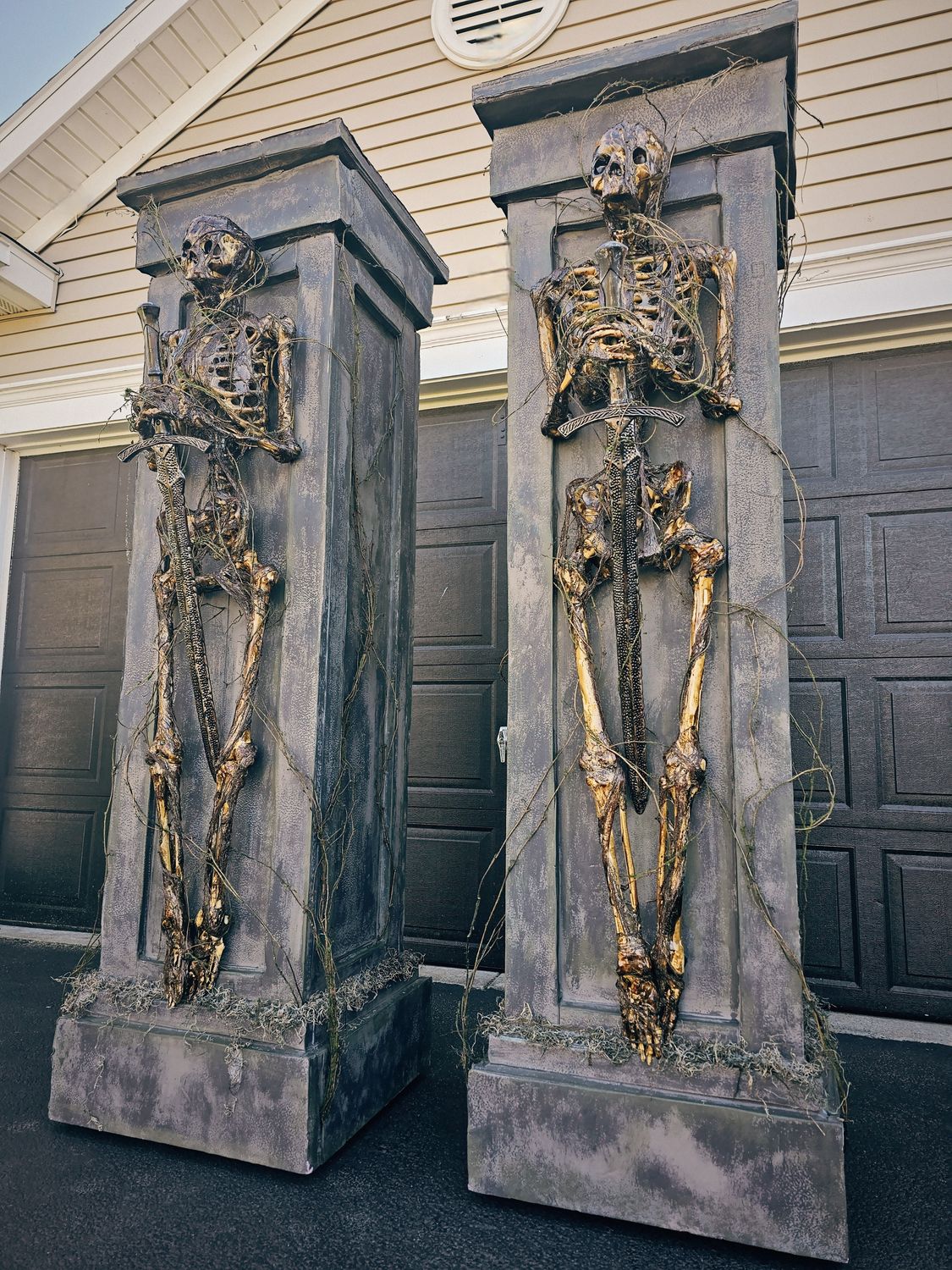(2) 7ft Pillars  w/Skeletons and Swords **Other Sizes Available** Ask about Accessories