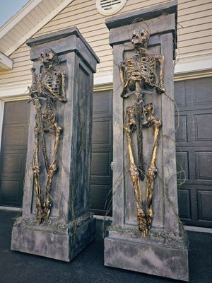 (2) 7ft Pillars  w/Skeletons and Swords **Other Sizes Available** Ask about Accessories