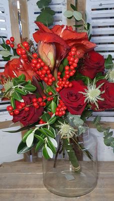 Amaryllisstrauß mit Ilexbeeren und passenden Rosen