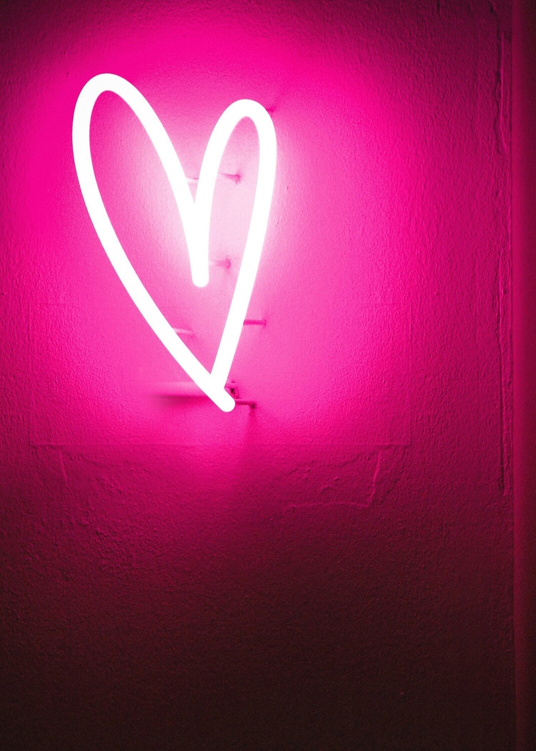 HEART SHAPE NEON PRINT