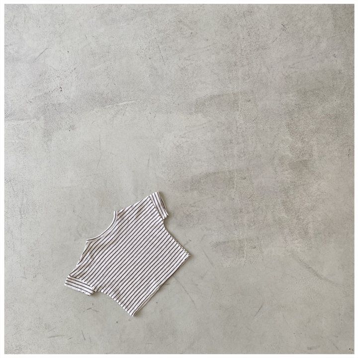 T-SHIRT ÀS RISCAS