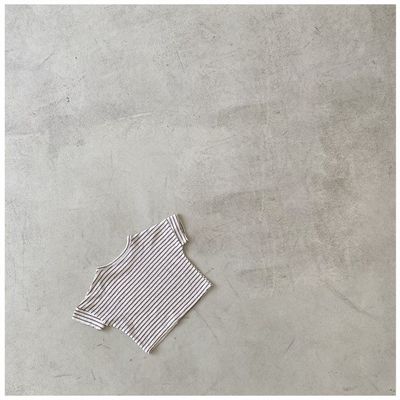 T-SHIRT ÀS RISCAS