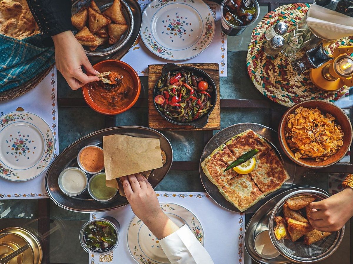 فطور بيت أبو عمر( حمص -فول -قلاية -بندوره -بيض -لبنه -سنيوره - طبق الفصول الأربعه-صحن سرفيس -خبز )