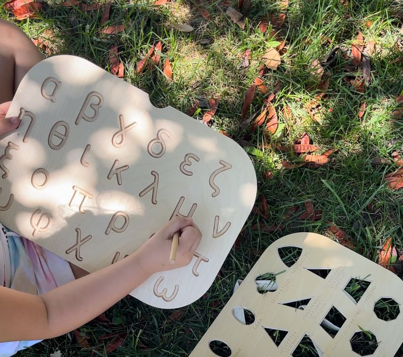 προγραφή, εκπαιδευτικό υλικό, εκμάθηση αλφαβήτας, εκμάθηση γραμμάτων, αισθητηριακός δίσκος, μοντεσσορι πίνακας, αλφαβήτα, προγραφή ασκήσεις, προγραφή νηπιαγωγείο, προγραφικές ασκήσεις, ξύλινος πίνακας, τραπεζάκι flisat