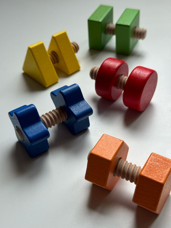 χρωματιστά βιδώματα, καταλληλα για παιδικα χεράκια για εξάσκηση λεπτής κινητικότητας