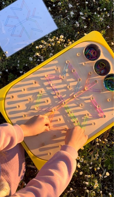 Παιδί χρησιμοποιεί γεωπίνακα Montessori με νήματα, τοποθετημένο σε κάδο Trofast