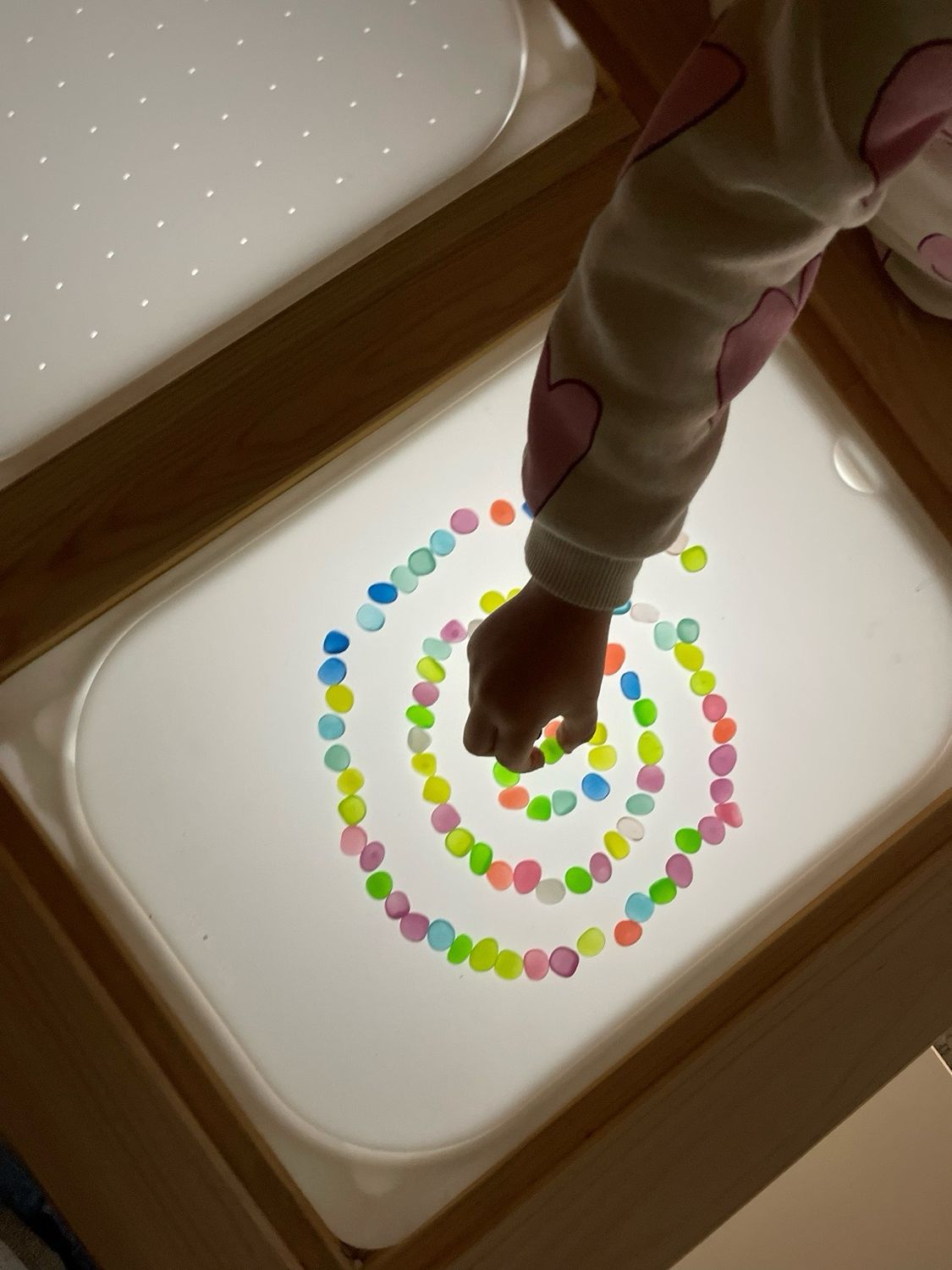 DIY φωτοτράπεζα για κάδο Trofast με λευκό ακρυλικό πίνακα και αισθητηριακό φωτισμό Montessori