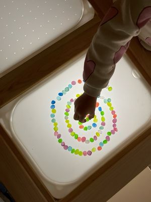 DIY φωτοτράπεζα για κάδο Trofast με λευκό ακρυλικό πίνακα και αισθητηριακό φωτισμό Montessori