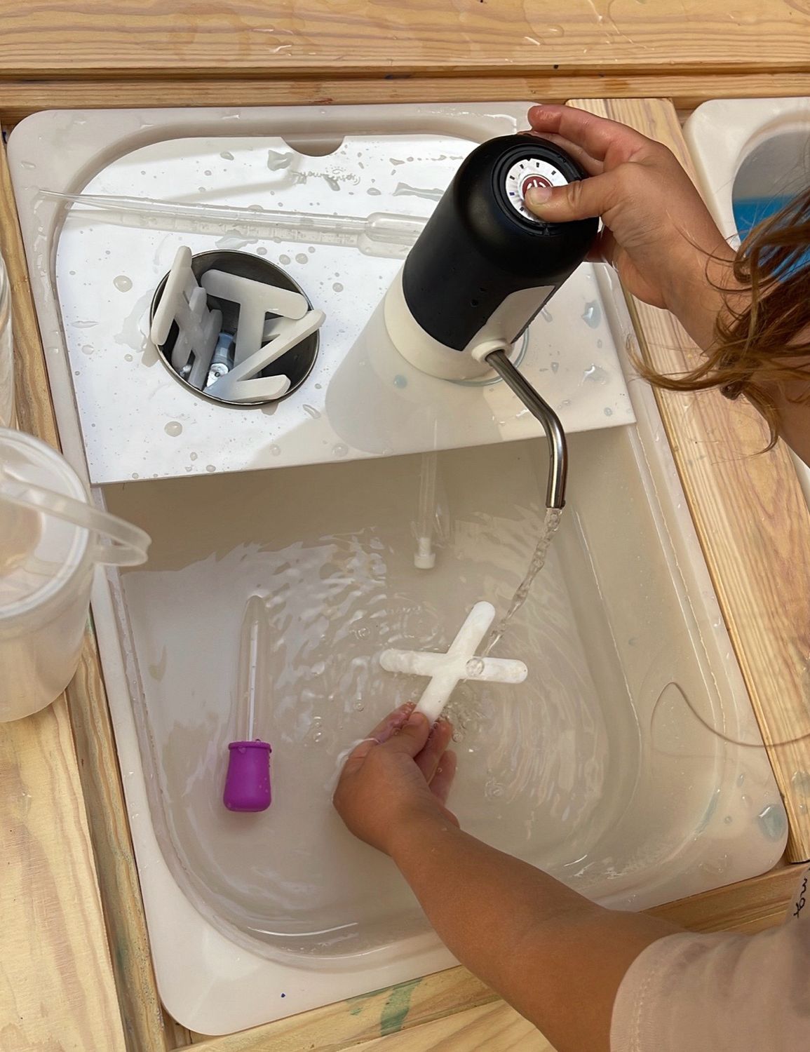 Πίνακας με βρυσάκι για τραπέζι Flisat και κάδο Trofast – ιδανικός για αισθητηριακό παιχνίδι με νερό